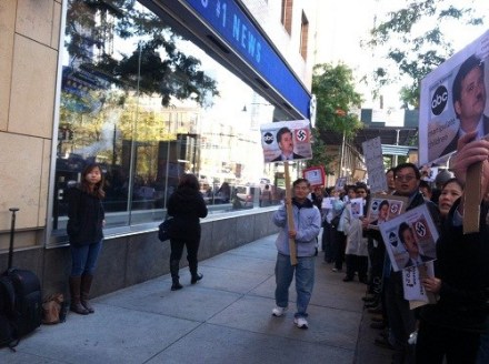 图为在ABC大楼前抗议的民众。
图为在ABC大楼前抗议的民众。