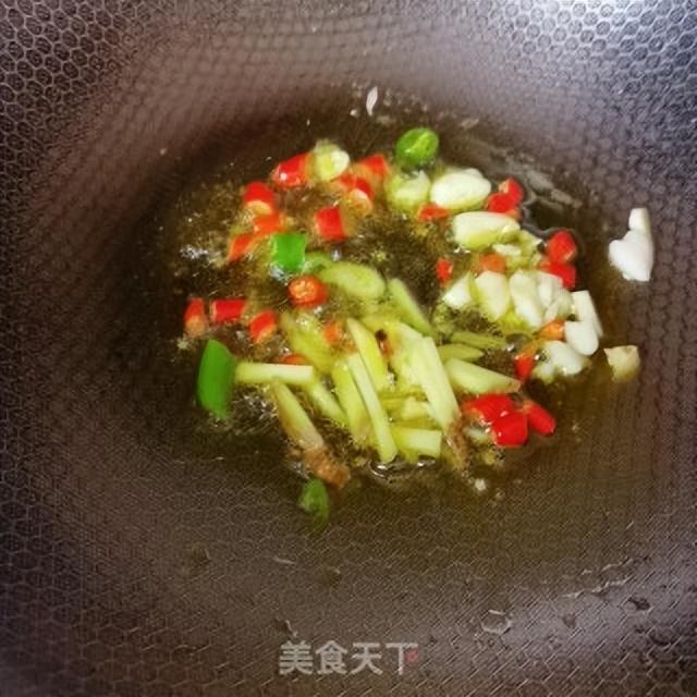 清炒鱿鱼卷的家常做法大全(东盛澜小厨房爆炒鱿鱼须)