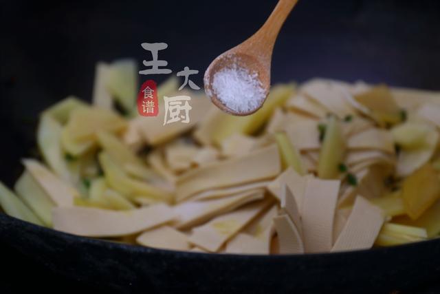 干豆腐炒辣椒土豆片做法大全家常(家常美味小炒土豆片炒干豆腐)