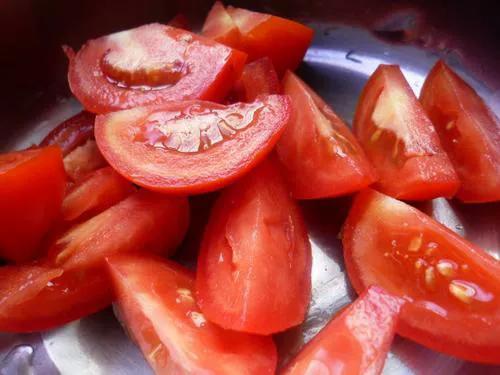 西红柿炒鸡蛋最有营养的正宗做法(西红柿炒鸡蛋许多人第一步就没做对)