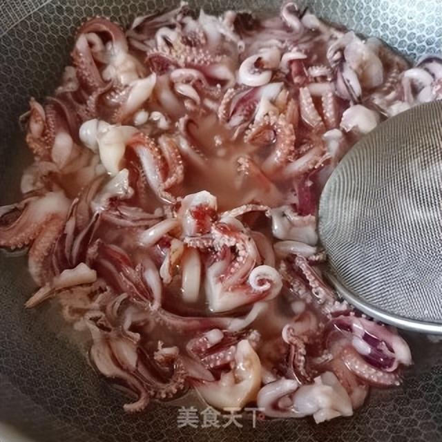 清炒鱿鱼卷的家常做法大全(东盛澜小厨房爆炒鱿鱼须)