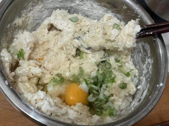 烫面饼怎么做才又软又好吃（婆婆做的烫面饼）