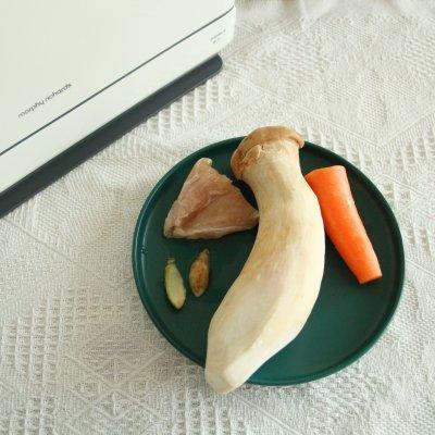 孜然杏鲍菇丁家常做法(好吃的爆炸的杏鲍菇炒鸡丁)