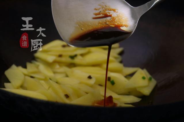 干豆腐炒辣椒土豆片做法大全家常(家常美味小炒土豆片炒干豆腐)