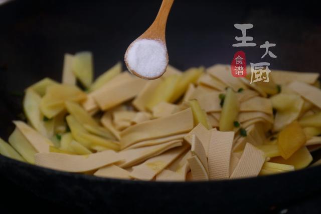 干豆腐炒辣椒土豆片做法大全家常(家常美味小炒土豆片炒干豆腐)