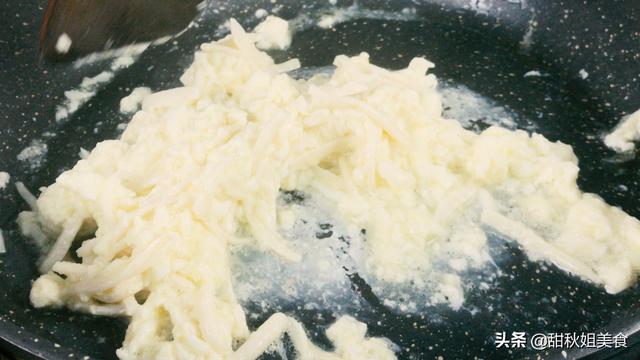 怎么做赛螃蟹好吃(最忌蛋黄直接炒)