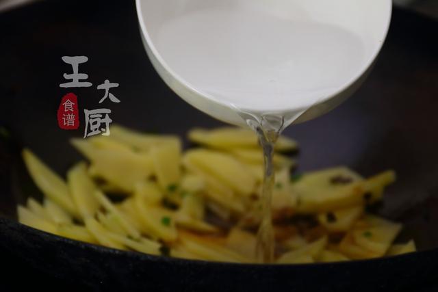 干豆腐炒辣椒土豆片做法大全家常(家常美味小炒土豆片炒干豆腐)