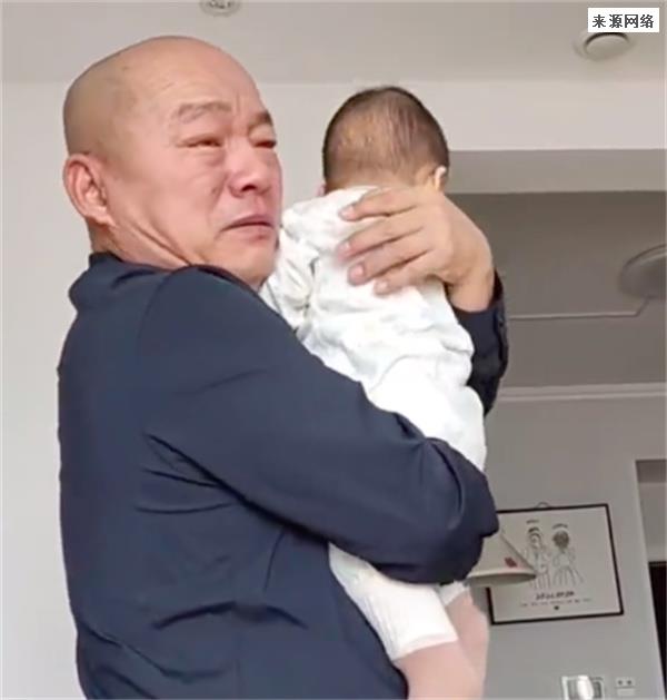 8个月的孙子第一次见爷爷满脸的迷茫,爷爷却哭红了眼眶