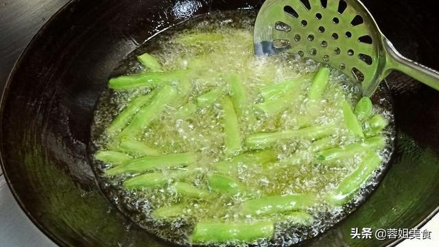 干煸豆角不用油炸的方法(干煸豆角用不用油炸)
