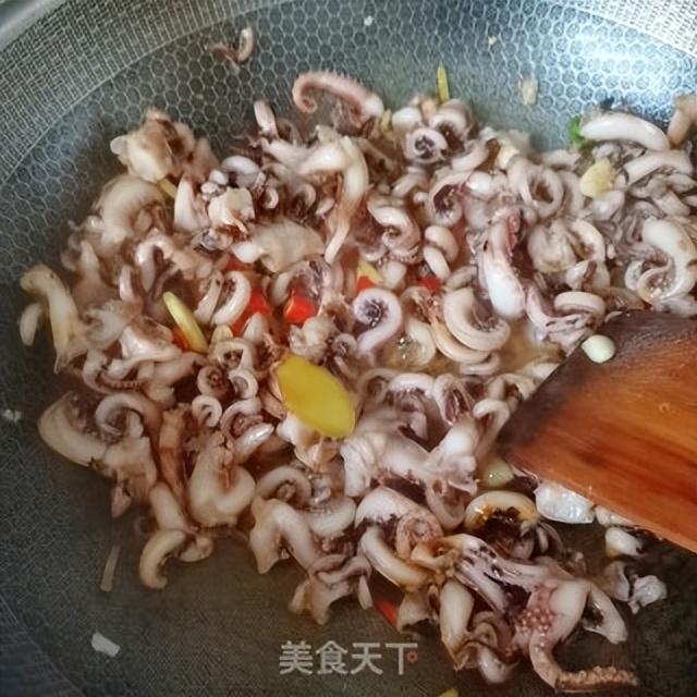 清炒鱿鱼卷的家常做法大全(东盛澜小厨房爆炒鱿鱼须)