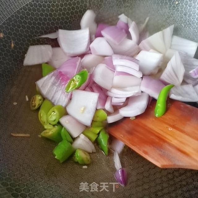 清炒鱿鱼卷的家常做法大全(东盛澜小厨房爆炒鱿鱼须)