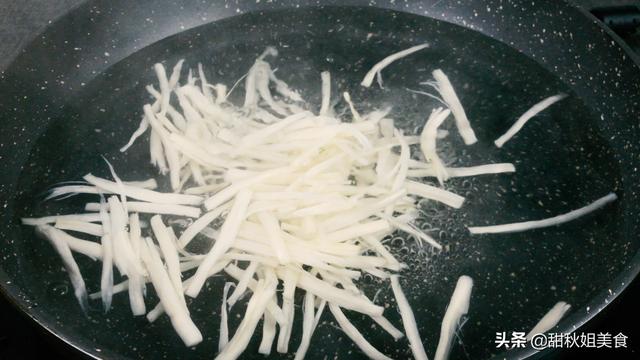 怎么做赛螃蟹好吃(最忌蛋黄直接炒)