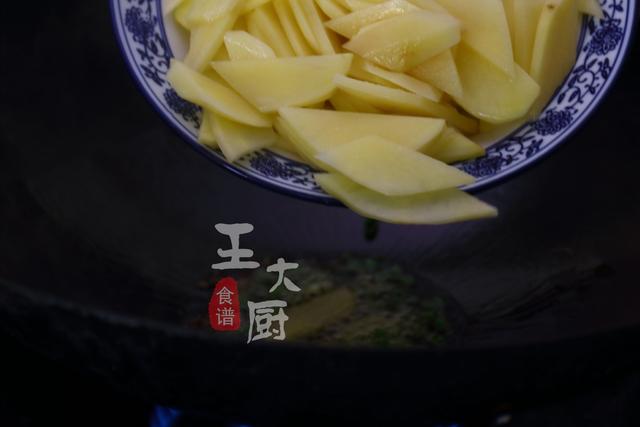 干豆腐炒辣椒土豆片做法大全家常(家常美味小炒土豆片炒干豆腐)