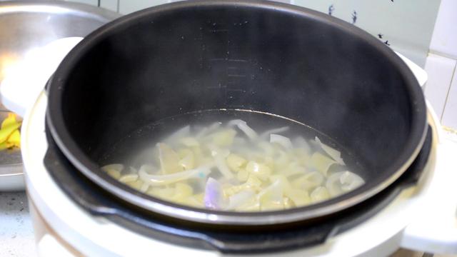 水晶皮冻怎么做好吃(做水晶皮冻记住)