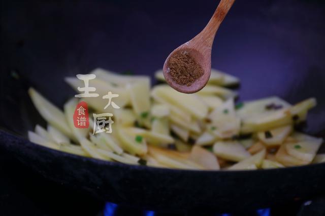 干豆腐炒辣椒土豆片做法大全家常(家常美味小炒土豆片炒干豆腐)