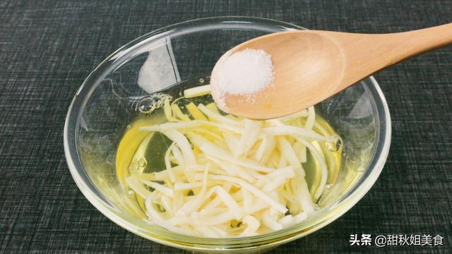 怎么做赛螃蟹好吃(最忌蛋黄直接炒)