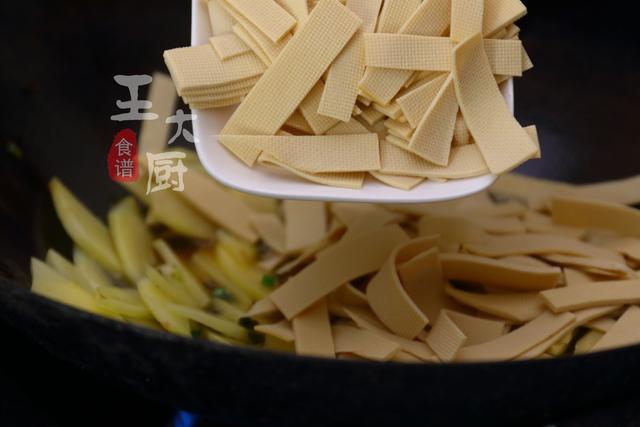 干豆腐炒辣椒土豆片做法大全家常(家常美味小炒土豆片炒干豆腐)