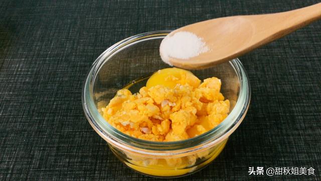 怎么做赛螃蟹好吃(最忌蛋黄直接炒)