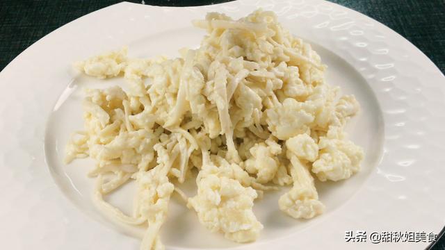 怎么做赛螃蟹好吃(最忌蛋黄直接炒)