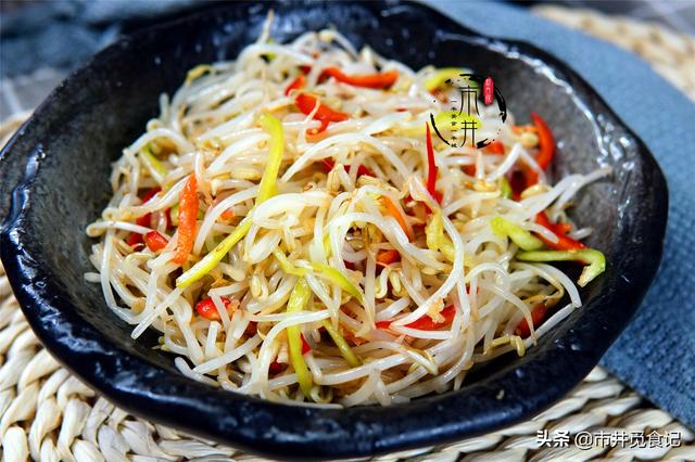 怎么做绿豆芽又快又好吃(夏天都爱吃的凉拌绿豆芽)