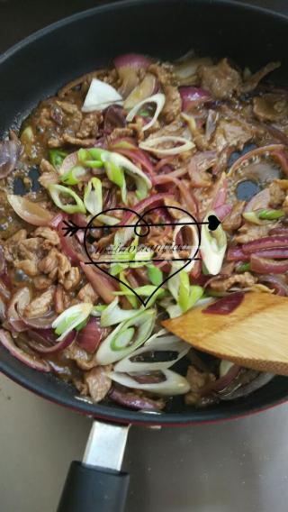 牛肉炒什么菜最搭(洋葱炒牛肉)