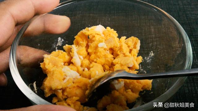 怎么做赛螃蟹好吃(最忌蛋黄直接炒)