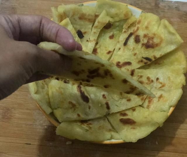 烫面饼怎么做才又软又好吃（婆婆做的烫面饼）