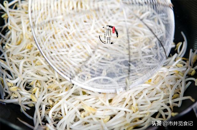 怎么做绿豆芽又快又好吃(夏天都爱吃的凉拌绿豆芽)