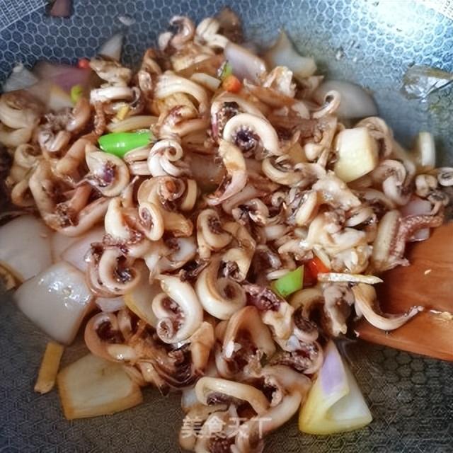 清炒鱿鱼卷的家常做法大全(东盛澜小厨房爆炒鱿鱼须)