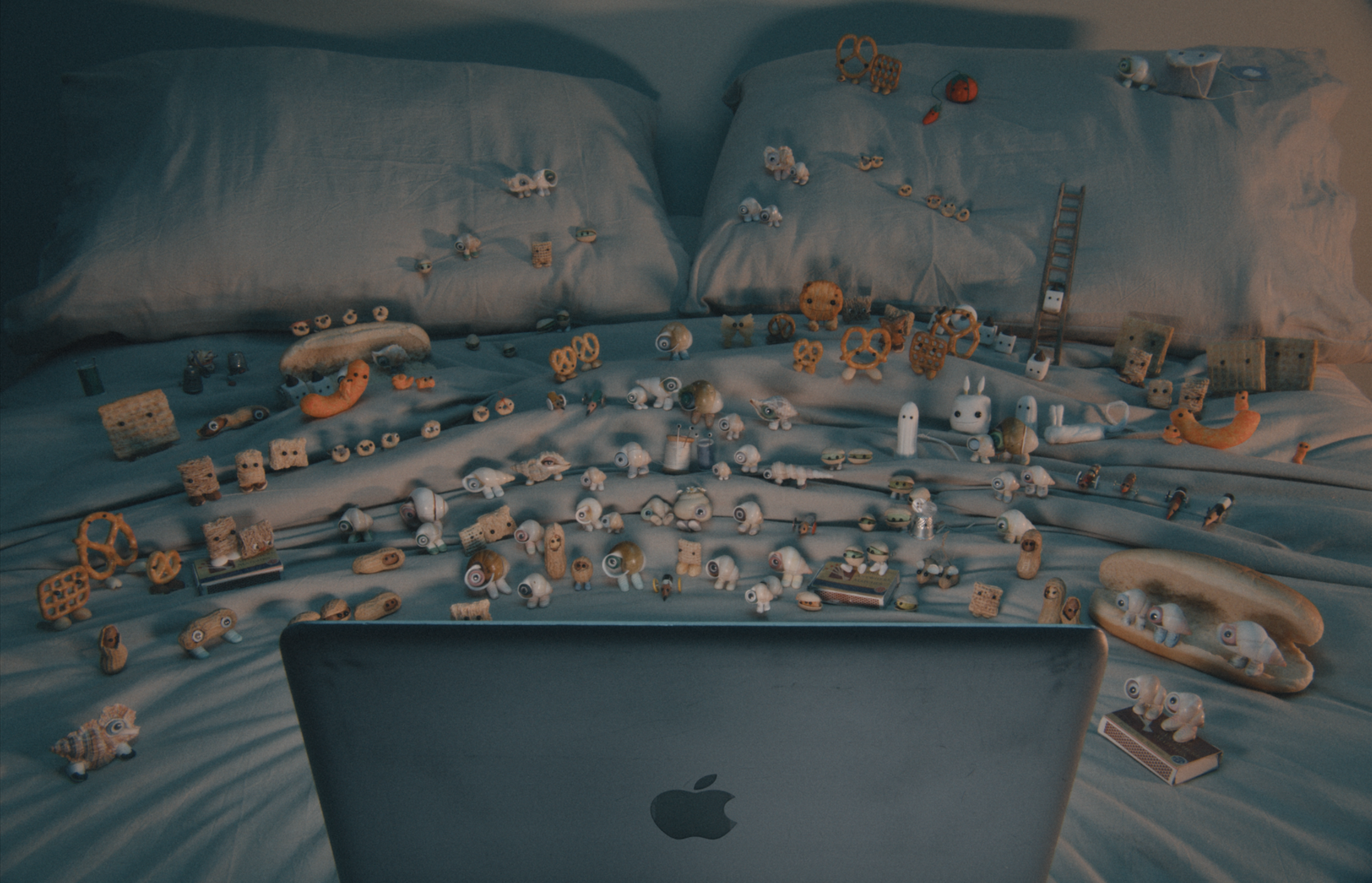 穿着鞋子的贝壳马塞尔(2021)的剧照 穿着鞋子的贝壳马塞尔(2021)的剧照