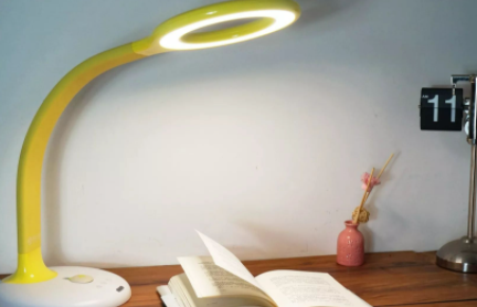 儿童护眼灯是白的还是黄的2