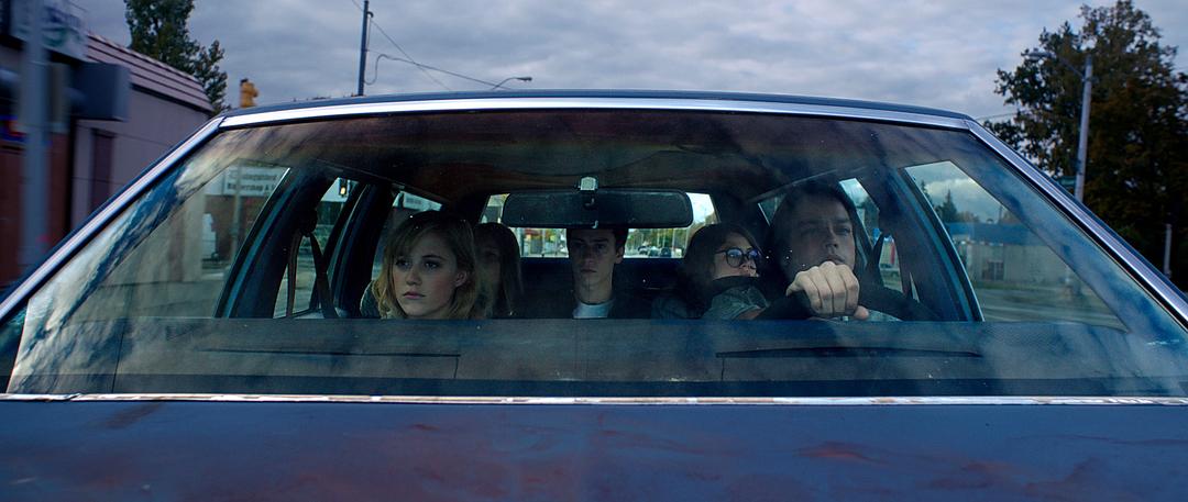 它在身后(2014)的剧照 它在身后(2014)的剧照