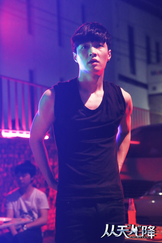 从天“儿”降
(2015)的剧照 从天“儿”降
(2015)的剧照