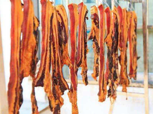 腌腊肉抹了盐是挂着腌吗3