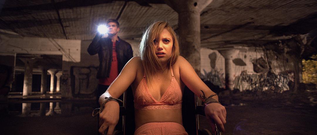 它在身后(2014)的剧照 它在身后(2014)的剧照