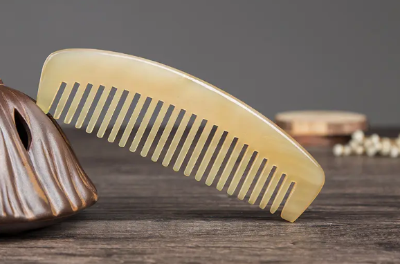 牛角梳是纯色的好还是带花纹的好3