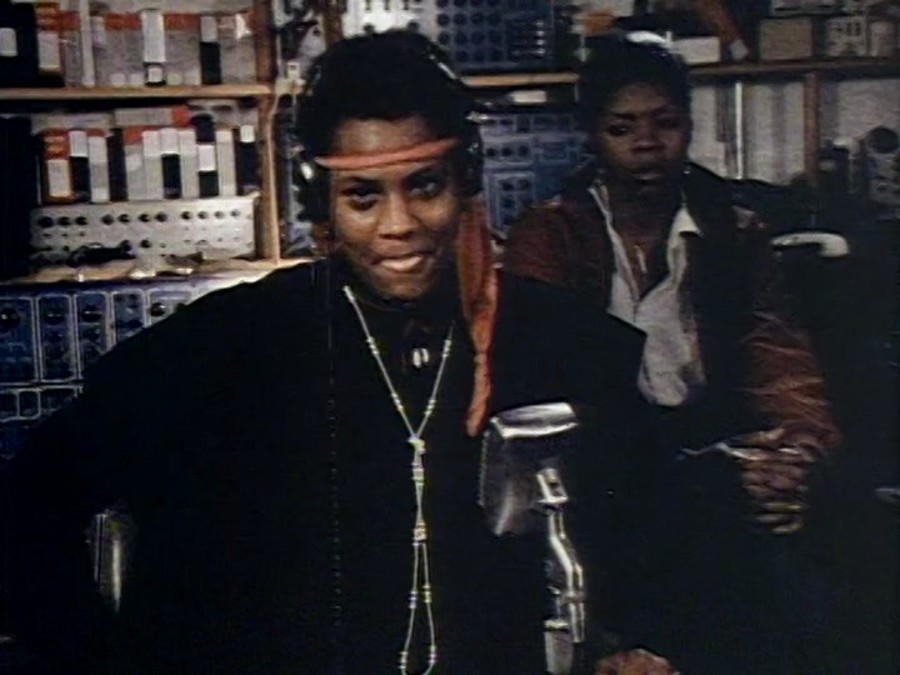 硝烟中的玫瑰(1983)的剧照 硝烟中的玫瑰(1983)的剧照