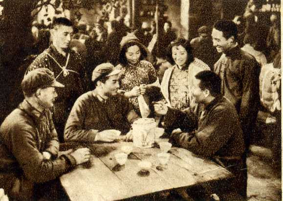 翠岗红旗
(1951)的剧照 翠岗红旗
(1951)的剧照