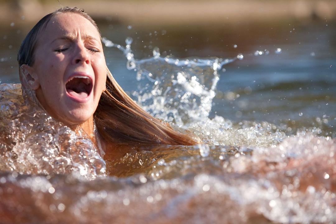 鲨鱼惊魂夜(2011)的剧照 鲨鱼惊魂夜(2011)的剧照