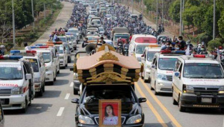 民众为被射杀少女送葬