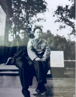 1981年，王家范在西安的农民战争史研究会年会与谢天佑先生合