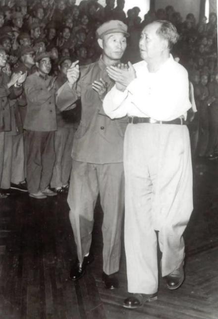 张爱萍同志陪同毛泽东同志接见部队指战员。 张爱萍同志陪同毛泽东同志接见部队指战员。