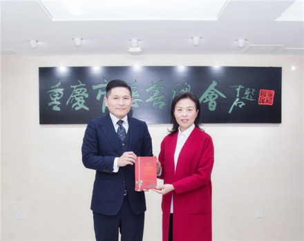 重庆市慈善总会向徐鹏颁发捐赠证书 重庆市慈善总会向徐鹏颁发捐赠证书