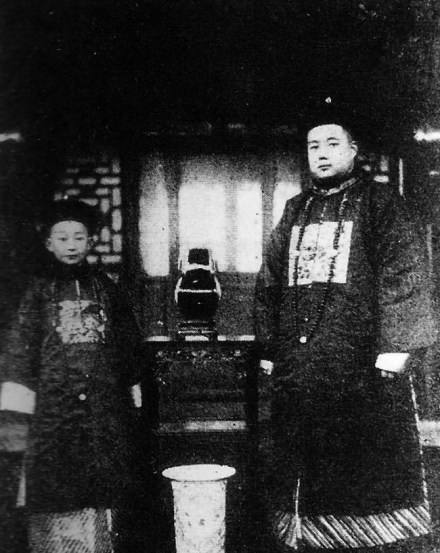 宣告退位时的皇帝溥仪和摄政王载沣 宣告退位时的皇帝溥仪和摄政王载沣