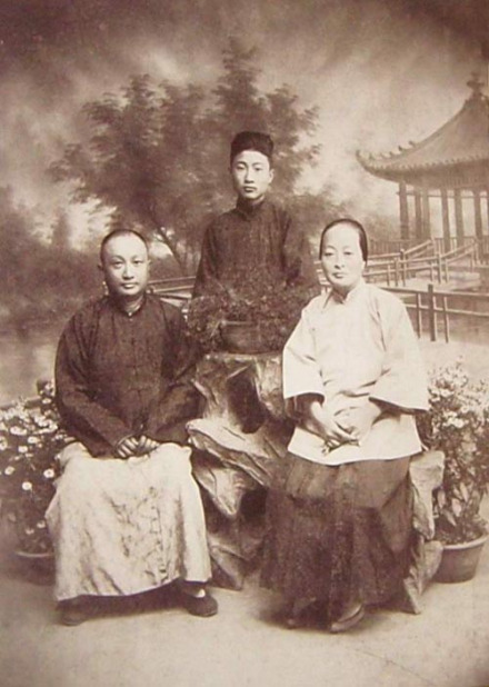 徐森玉和夫人王氏及长子徐伯郊合影 徐森玉和夫人王氏及长子徐伯郊合影