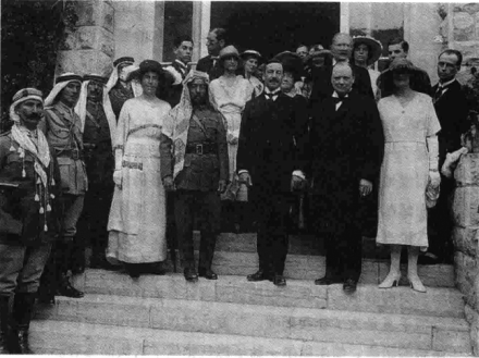 丘吉尔夫妇(右前一、二)一同出席外事活动
丘吉尔夫妇(右前一、二)一同出席外事活动