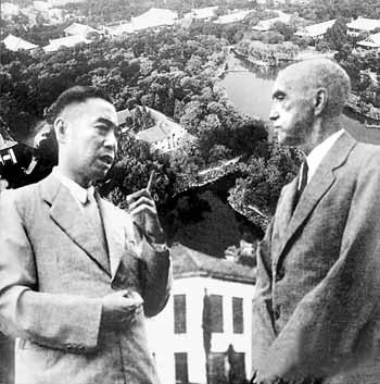 周恩来与司徒雷登在交谈 周恩来与司徒雷登在交谈