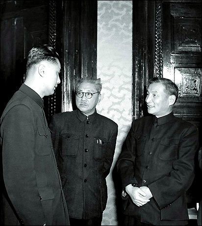 胡厥文、陈云、荣毅仁在交谈 胡厥文、陈云、荣毅仁在交谈