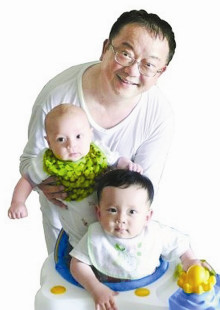 王刚与2岁儿子和小外孙