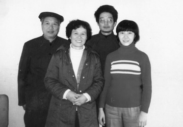 龙世辉(后左) 与阿城(后右)等合影
龙世辉(后左) 与阿城(后右)等合影